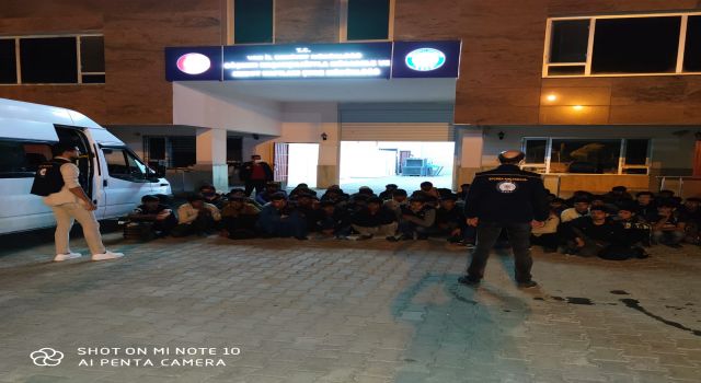Van'da 20 kişilik minibüsten 63 kişi çıktı