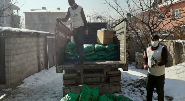 Merkezi Hollanda’da bulunan İHO EBRAR Van’da kömür yardımında bulundu
