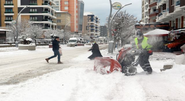 Van’da 70 mahalle yolu kapalı; yollarda çalışmalar sürüyor