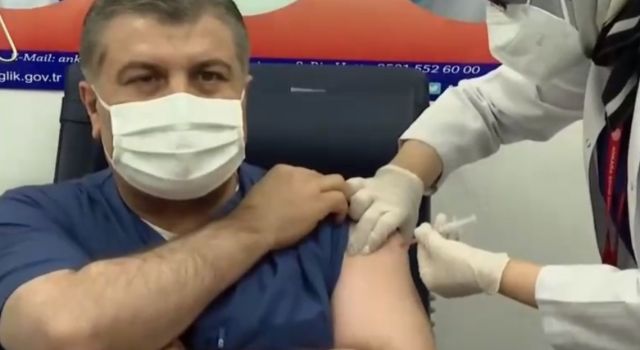 Sağlık Bakanı, Türkiye'de Koronavirüs aşısı yaptıran ilk kişi oldu