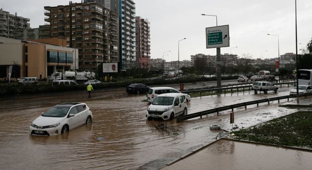 İzmir'de sel: Menderes ilçesinde 2 kişi hayatını kaybetti