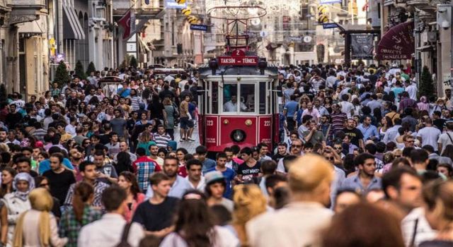 Metropoll: Halkın yarısı yurt dışında okumak ve yaşamak istiyor