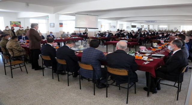 Van Valisi Bilmez'den Başkale depremi açıklaması: Türkiye'de bir ilke imza atarak çadır ahırlar kurduk
