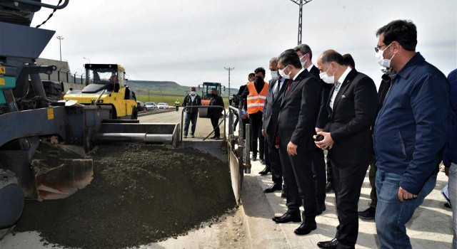 Batman’da silindir ile sıkıştırılmış beton yol yapımı