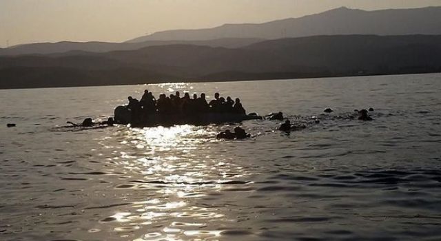 Kaçakçılar 80 mülteciyi suya attı: En az 20 ölü!