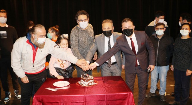 Manisa Büyükşehir’den sahnede kutlama