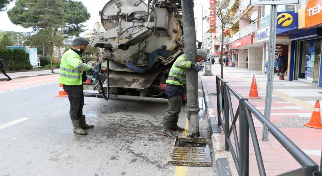 Manisa’da yağmur suyu ızgaraları temizleniyor