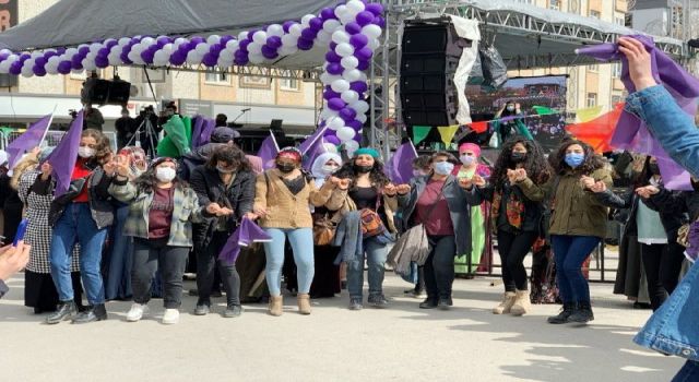 Van'da kadınlar miting düzenledi