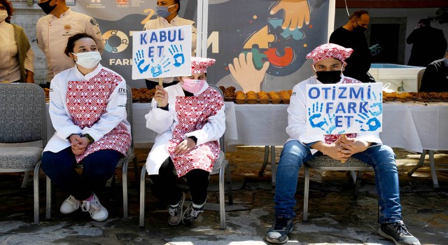 Kuşadası ”Otizmin Farkındayız” dedi