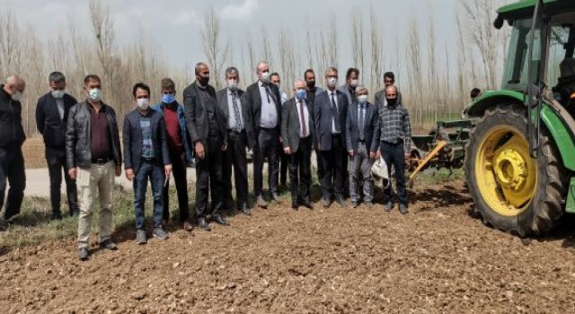 Van'da Şeker Pancarı ekimi başladı; Tarım ve fabrika yetkilileri ile üreticiler tarlada buluştu