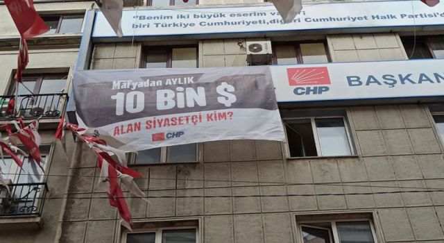 İstanbul'da "Mafyadan aylık 10 bin dolar alan siyasetçi kim?" pankartı