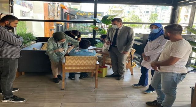 Van’da kafe çalışanlarına iş yerinde aşı yapıldı