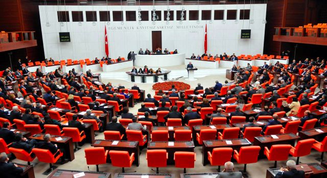 AKP’nin anayasa çalışmasında, parti kapatma için Meclis’ten onay alınması formülü gündemde