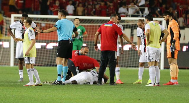 Gaziantep FK - Beşiktaş maçında fenalaşan Fabrice N'Sakala, ambulansla hastaneye kaldırıldı