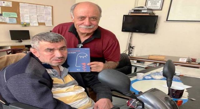 Kitap gelirini engelli derneğine bağışladı