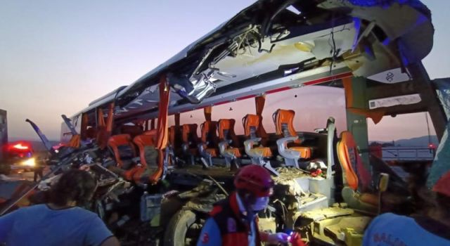 Manisa'da otobüs, TIR'a çarptı: 9 kişi öldü, 30 kişi yaralandı