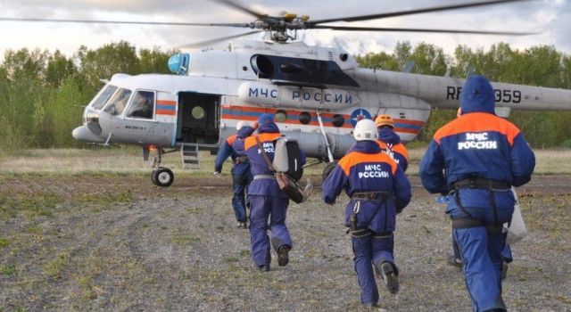 Rusya'da turist helikopteri göle düştü