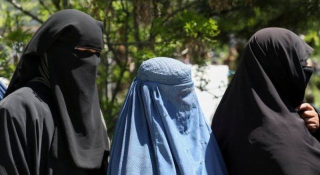 Taliban: Güçlerimiz kadınlarla nasıl konuşulacağını bilmiyor, geçici bir süre evden çıkmayın