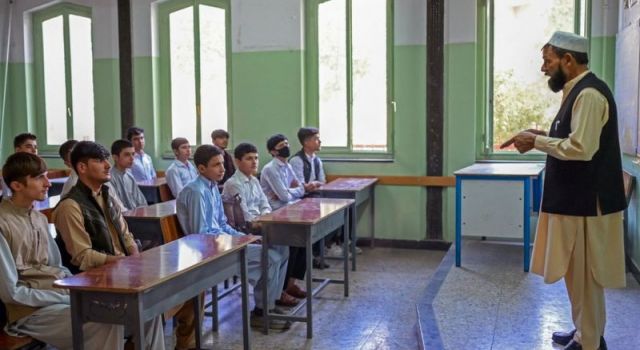 Afganistan'da erkek öğrenciler okula başladı, kız öğrencilerin durumu belirsiz