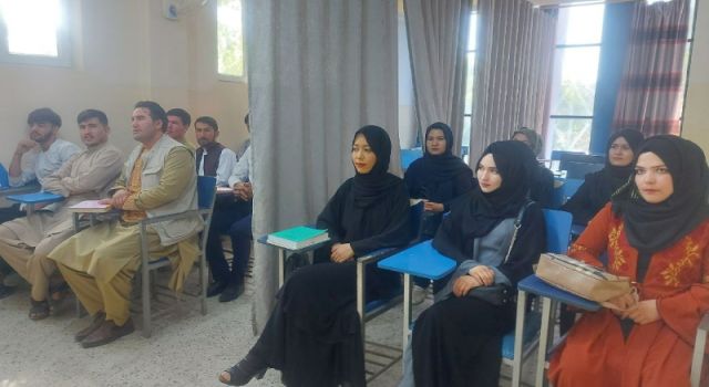 Taliban kontrolündeki Afganistan'da üniversiteler açıldı: Dersliklerde kadın ve erkekleri perde ayırıyor