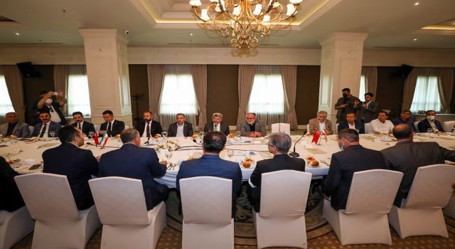 Van Valisi: PCR testi negatif olan İranlı misafirlerimizi ilimize bekliyoruz