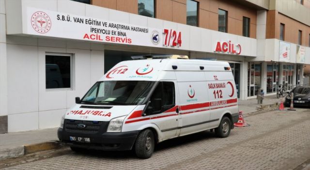 Van'da Afganları taşıyan araç kaza yaptı: 1 ölü, 15 yaralı