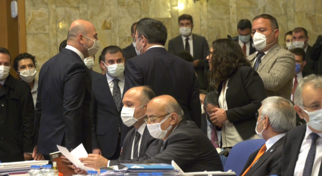 TİP milletvekili Kadıgil, Bakan Soylu'ya Sedat Peker'in iddialarının yer aldığı "Duvar" kitabını hediye etti