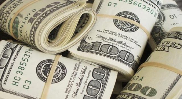 Dolar yeni haftaya rekorla başladı; 17,60 TL'yi aştı