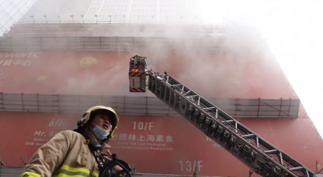 Hong Kong'da Dünya Ticaret Merkezi'nde yangın: 160 kişi mahsur kaldı