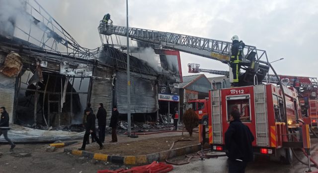 İnşaat malzemesi satan dükkan yanarak küle döndü