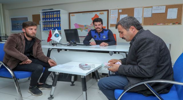 Yerde bulduğu 11 bin 900 TL parayı sahibine iade etti