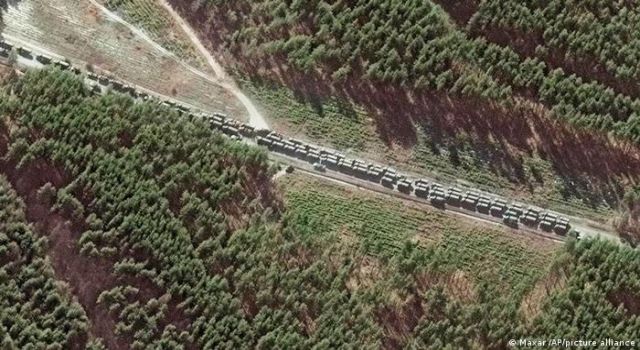 Rus askeri konvoyu Kiev yakınlarında konuşlandı