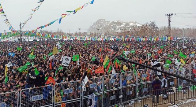 Tarihi kalede kar altında Newroz kutlaması