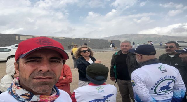 Aktivistler, Nemrut'ta çöp poşeti ve eldiven dağıttı