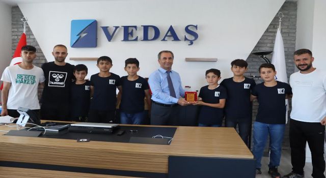 Minik hentbolculardan VEDAŞ’a teşekkür ziyareti