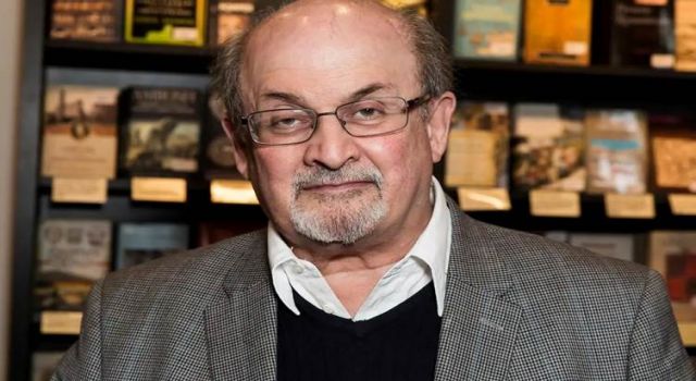 'Şeytan Ayetleri' yazarı Salman Rüşdi'ye bıçaklı saldırı