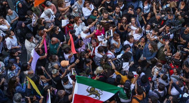 Mahsa Amini'nin ölümü, İstanbul’daki İran Başkonsolosluğu önünde protesto edildi
