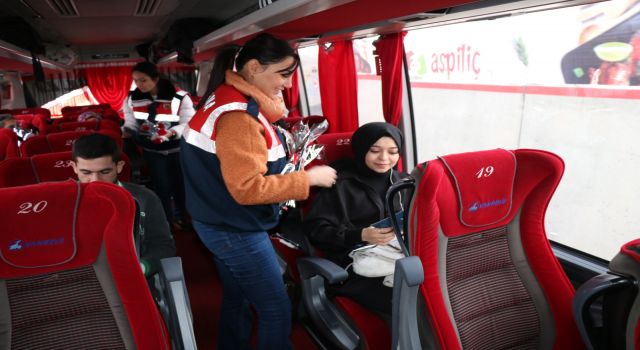 Kadına Yönelik Şiddete Karşı Mücadele Günü: İstanbul'da kadına müdahale Van'da karanfil