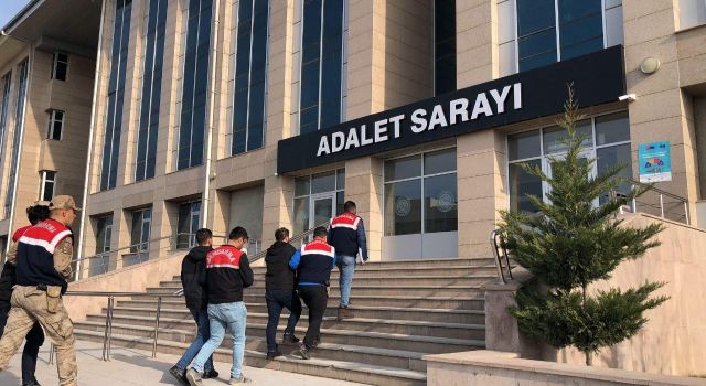 Alıkoydukları mültecilere işkence yapıp ailelerinden fidye isteyen 4 kişi tutuklandı