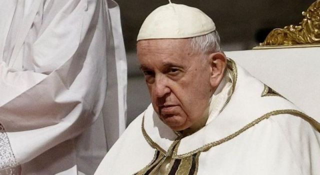 Papa Noel arefesi ayininde insanların 'servet ve iktidar' açlığını kınadı