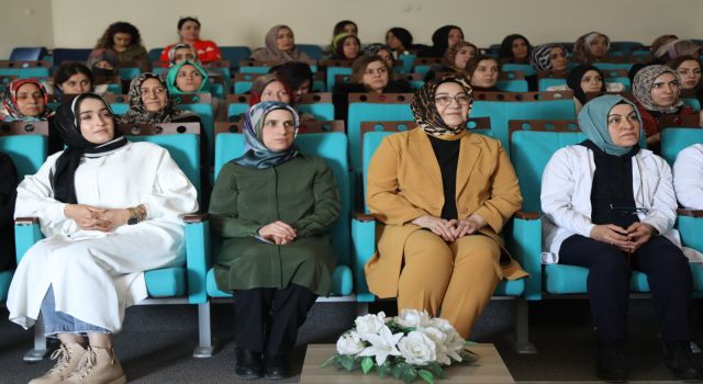 Kadınlar için 'internet bağımlılığı' semineri düzenlendi