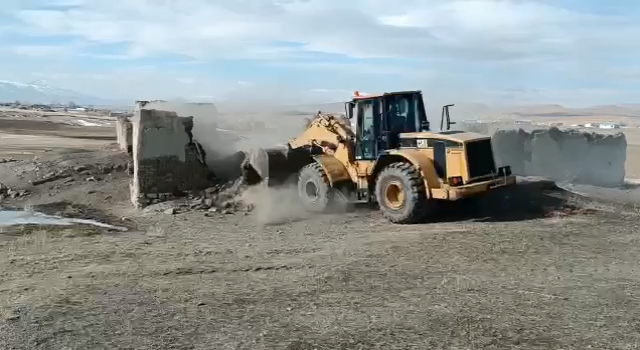 Van'da metruk binalar 'güvenlik' gerekçesiyle yıkılıyor