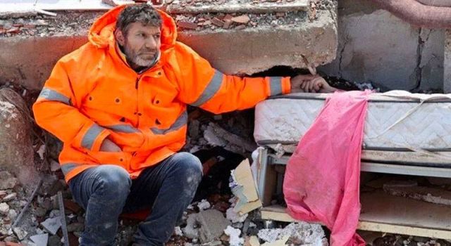 Depremde kaybettiği kızının elini bırakamadı!