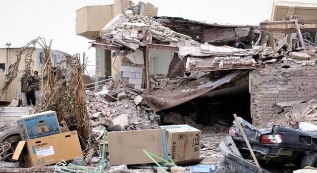 İran'daki depremden kurtulan anne ve oğlu çadırda zehirlenerek öldü