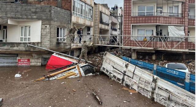 Deprem bölgesinde sel: 14 kişi hayatını kaybetti