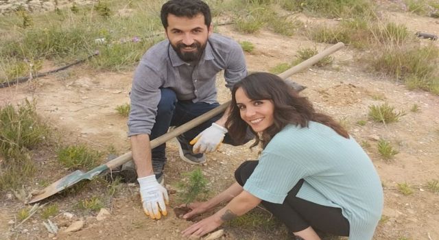 Ebeveynlerden örnek davranış: Çocuklarının yaş günü için fidan diktiler