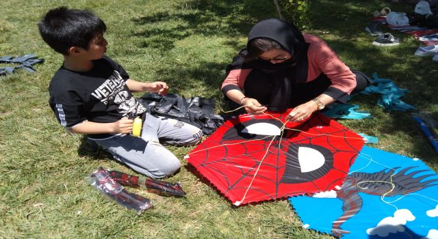 Engelli mülteciler Van Gölü kıyısında uçurtma uçurdu
