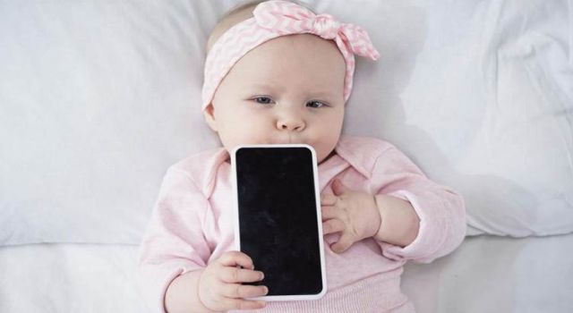 Cep telefonu almak için 8 aylık bebeklerini sattılar!