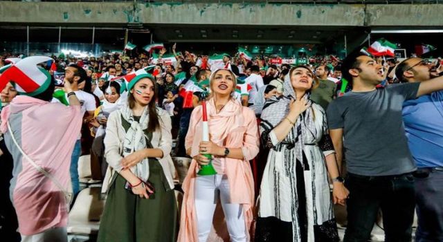 İran'da kadınların stadyumlara girişine onay verildi