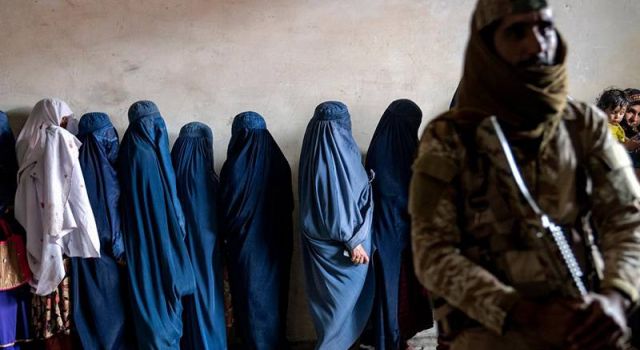 Taliban müzik aletlerini yaktı